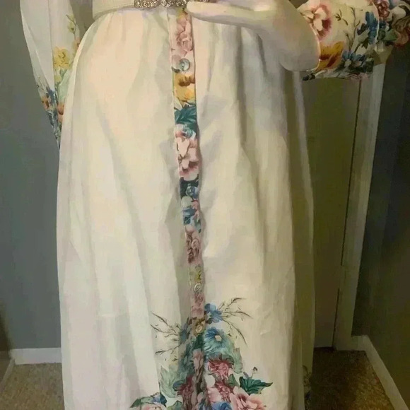 CUTELY COVERED MAXI FLORAL DRESS SIZE MEDIUM.  D9 - Picture 11 of 16